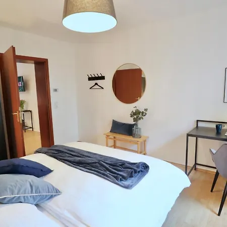 Sapphire Apartment: Free Parking + Netflix + Bathtub *