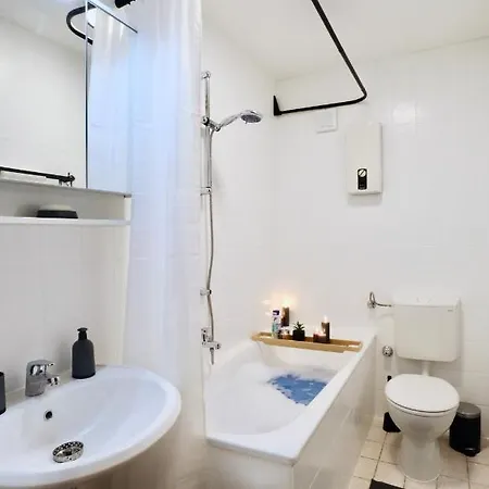 Sapphire Apartment: Free Parking + Netflix + Bathtub アパート
