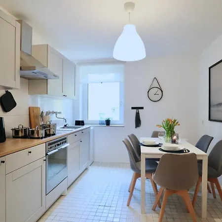 Sapphire Apartment: Free Parking + Netflix + Bathtub アパート