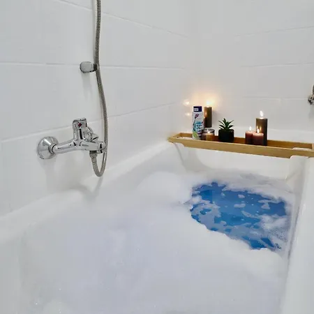 Sapphire Apartment: Free Parking + Netflix + Bathtub *