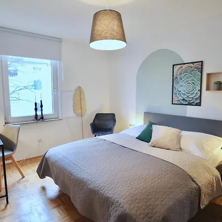 Sapphire Apartment: Free Parking + Netflix + Bathtub アパート