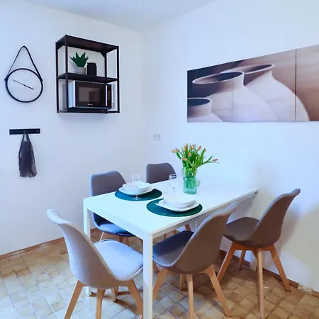 Sapphire Apartment: Free Parking + Netflix + Bathtub *