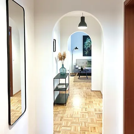 Sapphire Apartment: Free Parking + Netflix + Bathtub