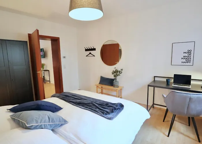 Sapphire Apartment: Free Parking + Netflix + Bathtub *