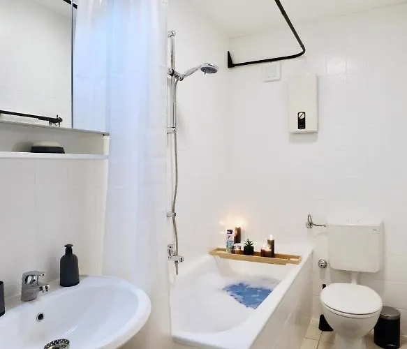 Sapphire Apartment: Free Parking + Netflix + Bathtub Lejlighed