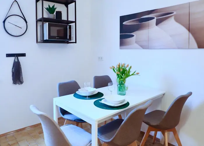 Sapphire Apartment: Free Parking + Netflix + Bathtub *