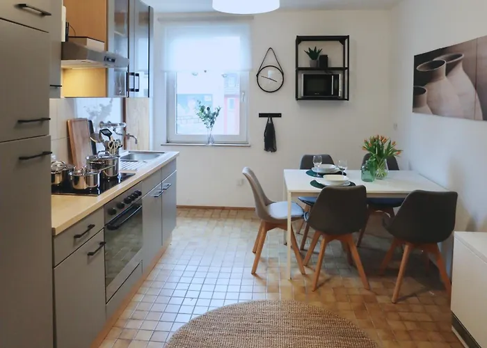 Sapphire Apartment: Free Parking + Netflix + Bathtub *